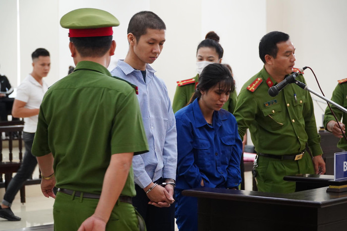Hai bị cáo tại toà.