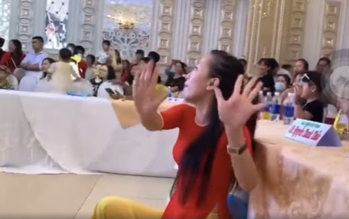 Nữ giáo viên 'thị phạm' dưới sân khấu khi học trò đang biểu diễn văn nghệ khiến dân mạng tranh cãi Ảnh 2