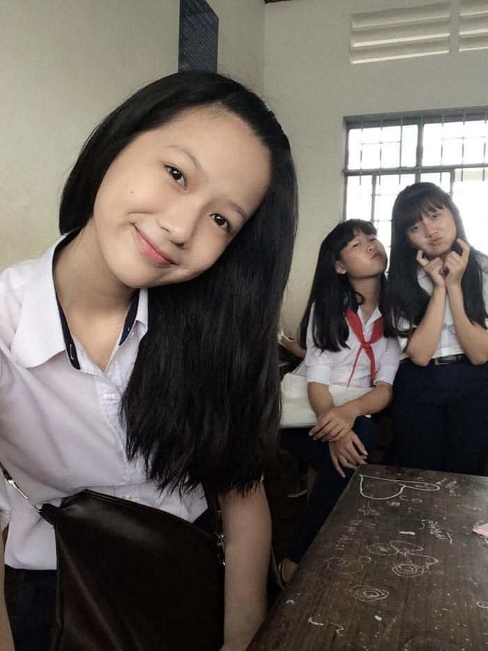 Phương Quỳnh bộc lộ nhan sắc xinh đẹp từ khi còn trên ghế nhà trường.