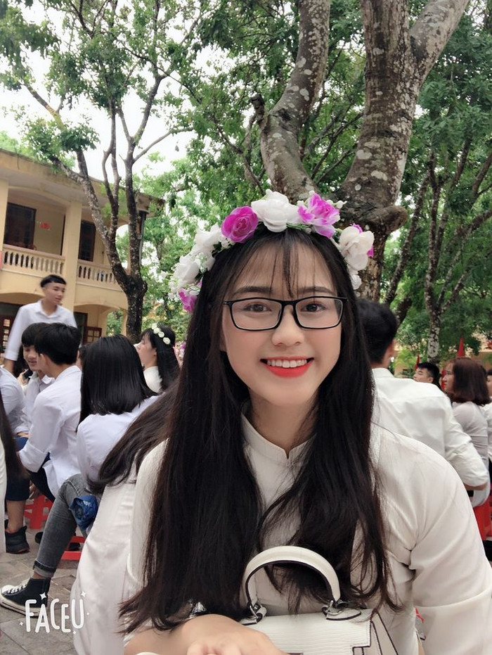 Hình ảnh Đỗ Hà trong đồng phục học sinh được công chúng chia sẻ trên mạng xã hội. Chiến thắng của cô được đông đảo khán giả ủng hộ.