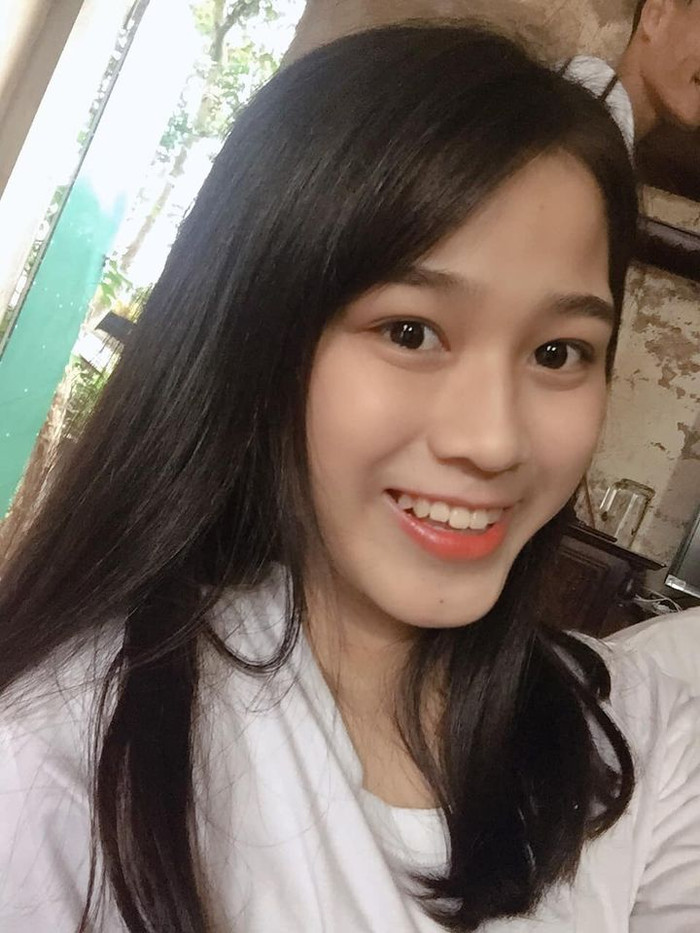 Cư dân mạng đánh giá cao vẻ đẹp của Đỗ Thị Hà. Trong cuộc sống bình thường, cô nữ sinh 19 tuổi sở hữu gương mặt mộc đẹp và ăn hình.