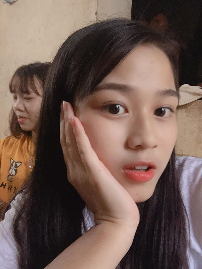 Dù không trang điểm, tân Hoa hậu vẫn xinh đẹp rạng ngời. 