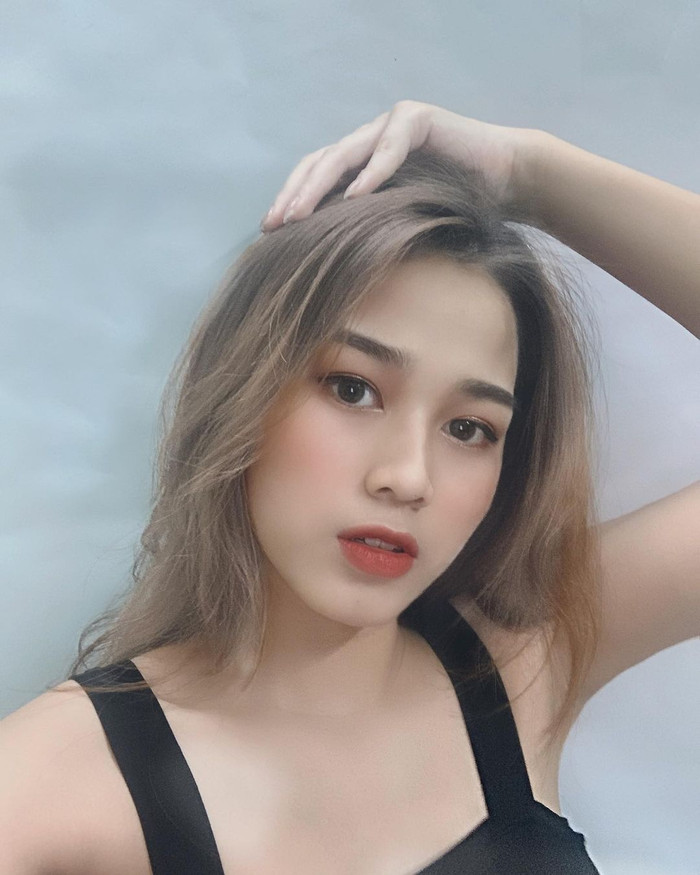 Những hình ảnh do cô chia sẻ trên trang cá nhân cho thấy hoa hậu sinh năm 2001 có đôi mắt to tròn, khuôn miệng nhỏ và sống mũi cao.