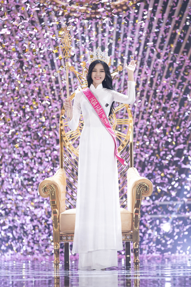 Đỗ Thị Hà trong khoảnh khắc bước những bước đi đầu tiên trên cương vị tân Hoa hậu Việt Nam 2020. 
