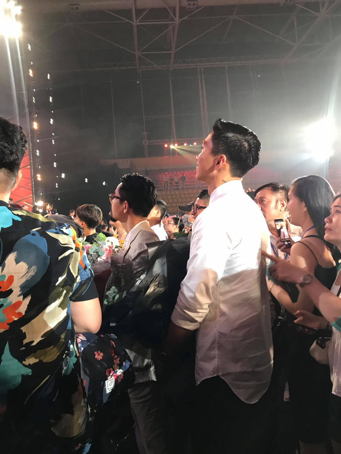 Đoàn Văn Hậu kiên nhẫn chờ Doãn Hải My chụp hình với dàn thí sinh để tặng hoa cho 'bạn gái tin đồn'.
