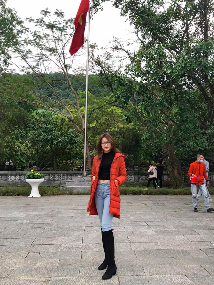 Trang phục Thu/Đông với croptop đen và jeans cùng bốt mà đã tôn lên hình thể cực phẩm của nàng Hậu&nbsp;