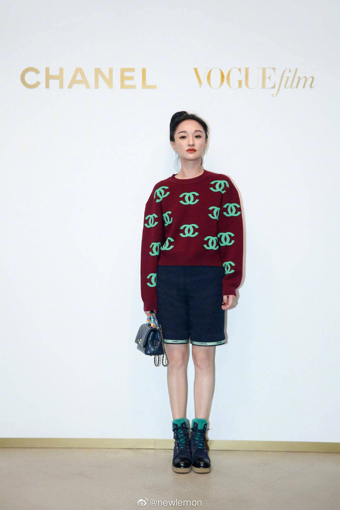 Nhìn Tứ đại hoa đán trên thảm đỏ như một cô gái trẻ nhí nhảnh và có phần không được sang trọng mấy dù tham dự tiệc thời trang đình đám 