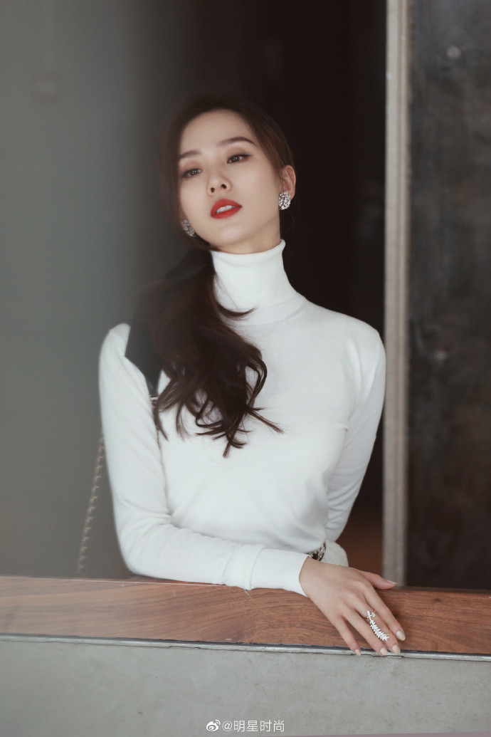 Nhan sắc của vợ tài tử Ngô Kỳ Long trong loạt ảnh chụp  thời trang diện toàn đồ hiệu Chanel 