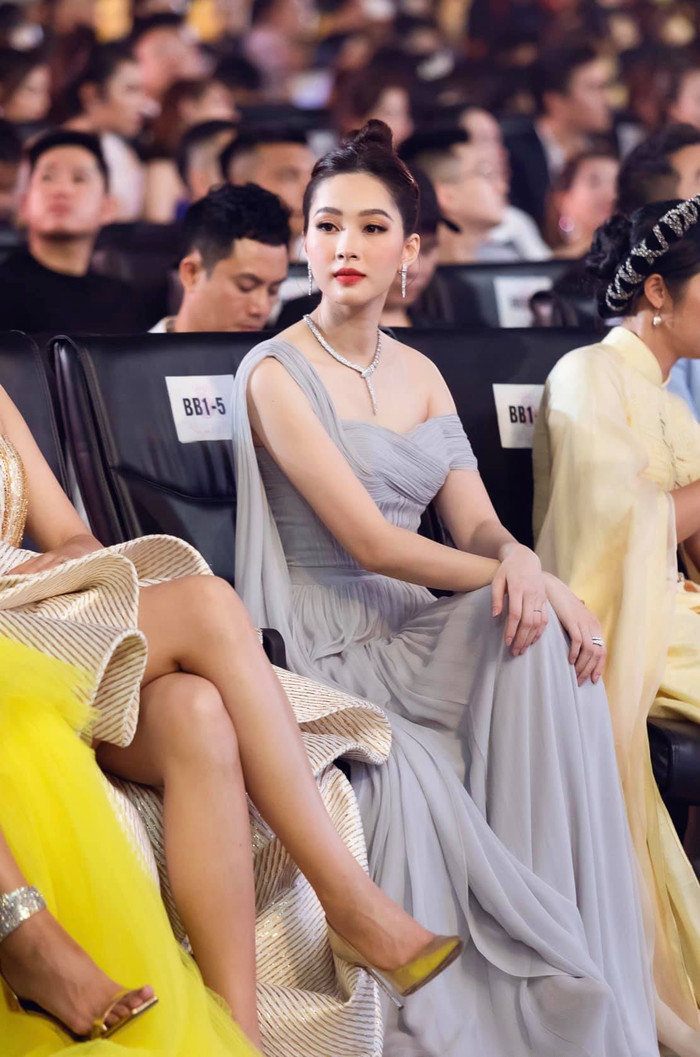 Người đẹp chọn cho mình bộ váy nữ tính với một phần tà bên tay áo dài thướt tha