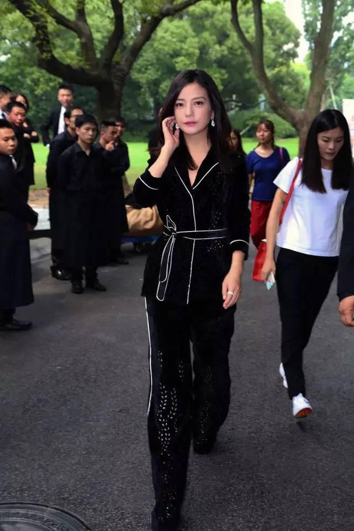 Triệu Vy cũng chạy đua theo mốt Pyjama đến đám cưới 