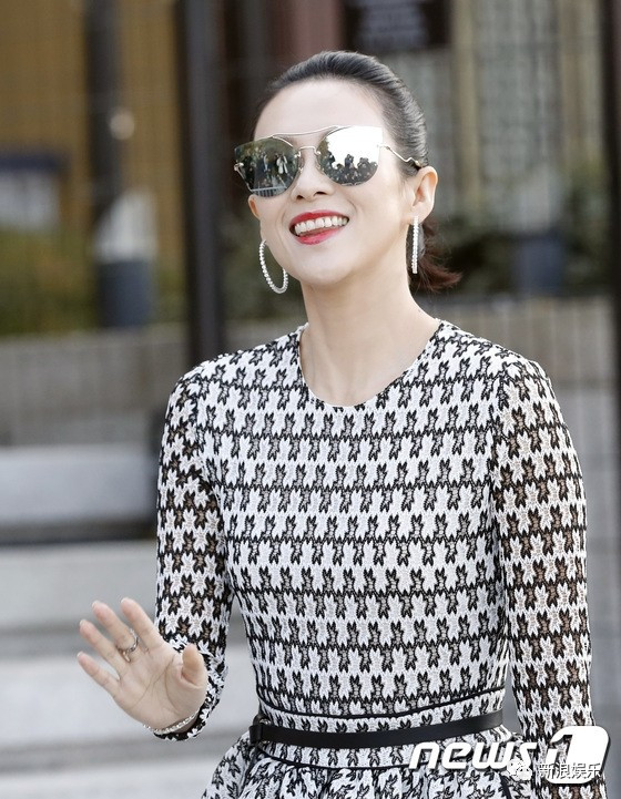 Cô xuất hiện như siêu sao Hollywood với vẻ đẹp rạng rỡ