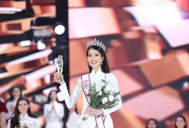 Phạm Ngọc Phương Anh cao 1,77m, số đo ba vòng 82-61-90, sinh năm 1998. Cô từng đạt danh hiệu Hoa khôi Áo dài Nữ sinh Việt Nam 2015.