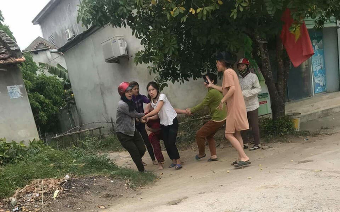 Làm nhục người phụ nữ giữa đường, 5 bị can bị truy tố Ảnh 2