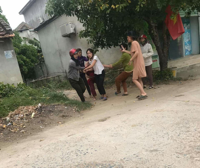 Các đối tượng làm nhục bà Hà giữa đường.