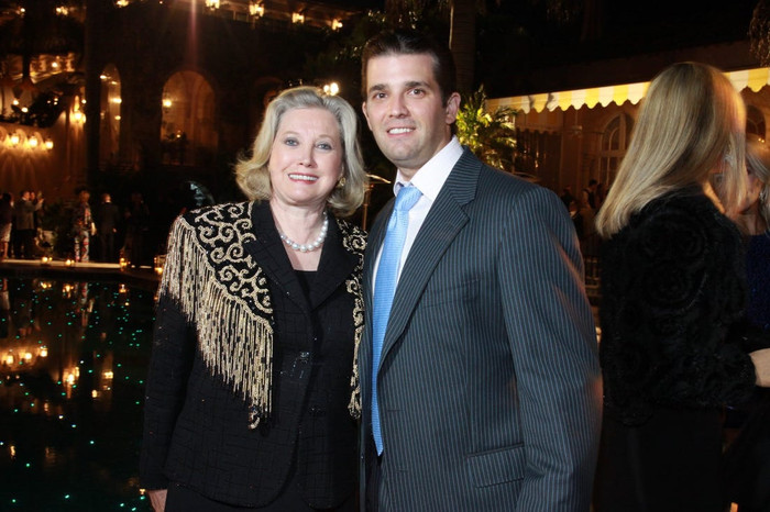 Bà Elizabeth Trump Grau chụp hình cùng cháu trai Donald Trump Jr. - con cả của Tổng thống Trump. (Ảnh: Getty)
