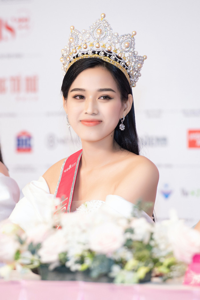 Tân Hoa hậu Việt Nam - Đỗ Thị Hà đăng quang thiếu thuyết phục vì câu trả lời ứng xử chung chung, non nớt.