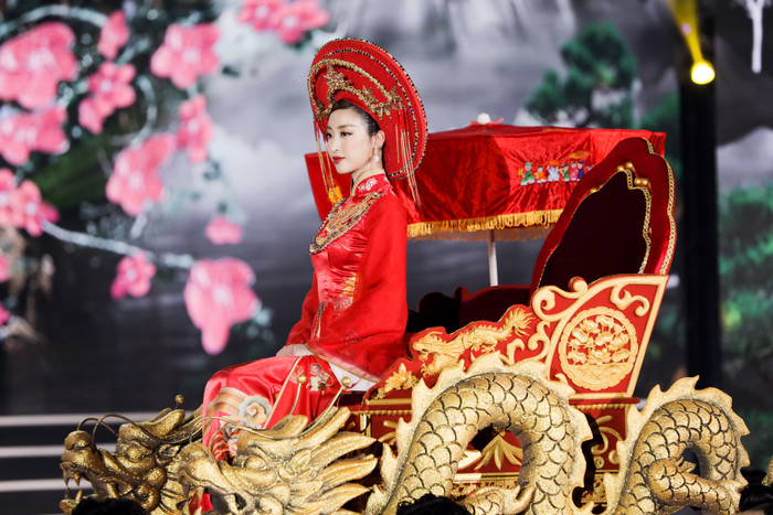 Đỗ Mỹ Linh xuất hiện quá nổi bật trong đêm chung kết trong khi vai trò chính của cô là giám khảo.