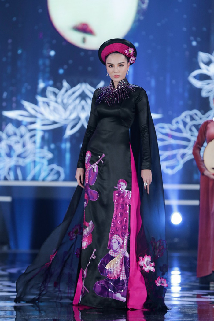 Hoa hậu Việt Nam 2014 Nguyễn Cao Kỳ Duyên mở màn phần trình diễn áo dài thứ ba. Cô và nhóm thí sinh diện áo dài lấy chủ đề đờn ca tài tử của NTK La Sen Vũ. Các thiết kế được may từ lụa tơ tằm, nhuộm thủ công.