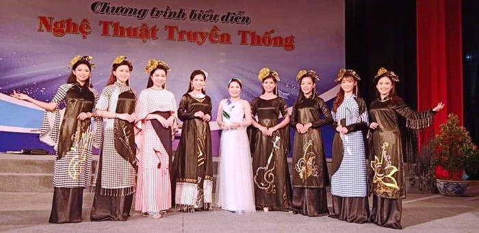 Bộ sưu tập áo dài 'Đờn ca tài tử' của Nhà thiết kế Huệ Thi tại Hội An và Hà Nội vừa qua
