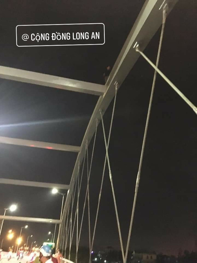 Hóa ra anh chàng chỉ leo lên vòm cầu để ngồi... hóng mát