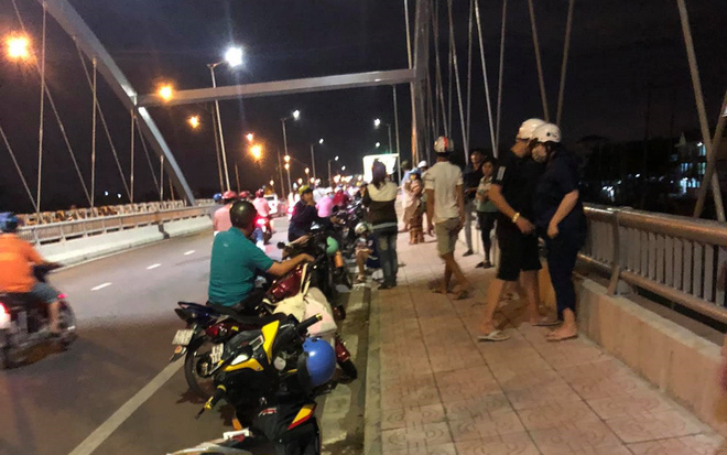 Bỏ lại xe và dép giữa cầu, nam thanh niên khiến nhiều người 'toát mồ hôi' vì quá lầy lội Ảnh 2