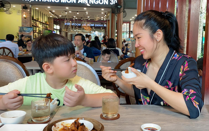 Phản ứng đáng yêu của con trai Lê Phương khi thấy mẹ bị áp lực cân nặng Ảnh 2