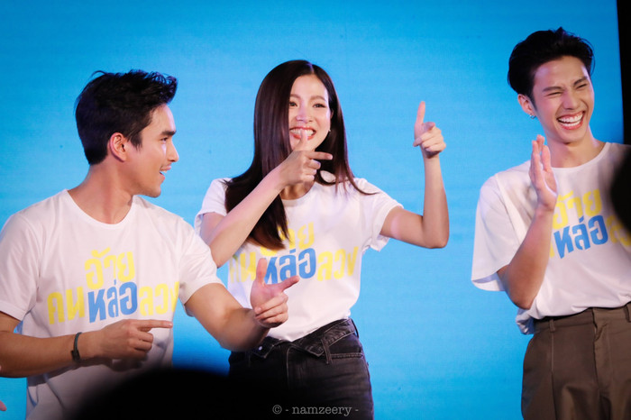 Trở lại với công việc sau 2 lần nhập viện liên tiếp nhưng Baifern Pimchanok vẫn luôn rạng rỡ không để lộ bất kỳ sự mệt mỏi nào