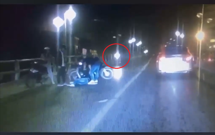 Cứu người bị tai nạn giao thông, nhóm người trở thành 'nạn nhân' của một vụ tai nạn khác Ảnh 2