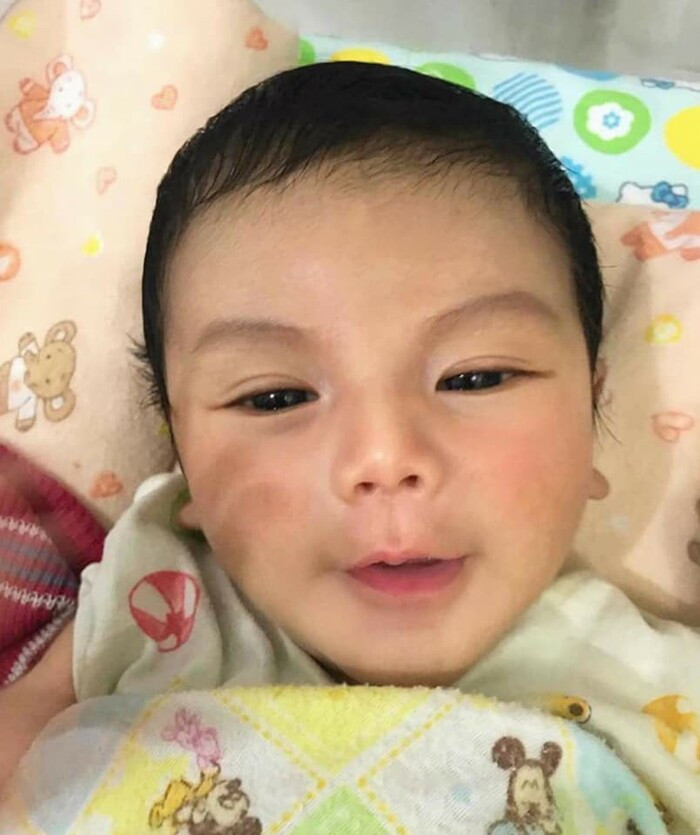 Gương mặt khôi ngô ngày bé