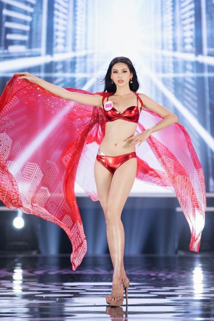 Trình catwalk top 3 Hoa hậu Việt Nam 2020: Á hậu Ngọc Thảo xứng danh trò cưng Võ Hoàng Yến Ảnh 7