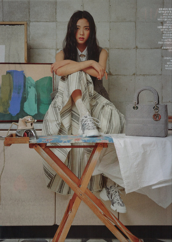 Jisoo trên loạt ảnh chụp cho tạp chíHarper’s Bazaar Korea Tháng 12