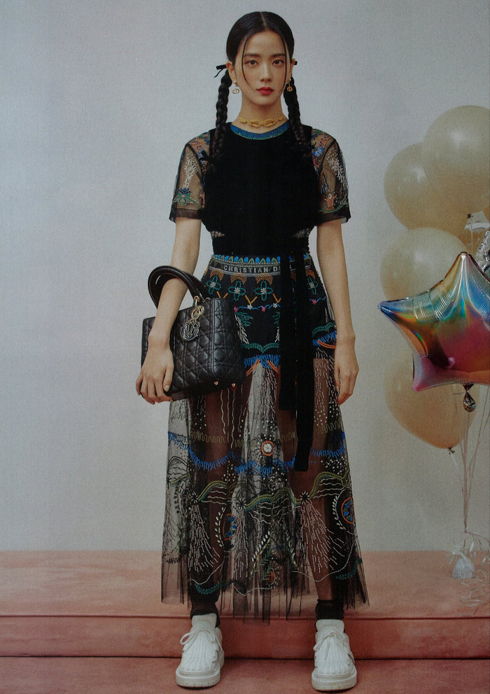 Kylie Jenner, Jisoo Black Pink lăng xê style lạ đính kim băng vào quần áo Ảnh 7