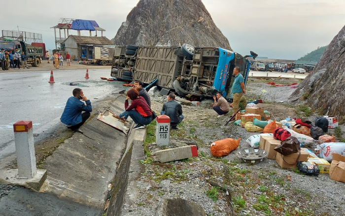 Xe khách giường nằm lật trên quốc lộ 6, hơn 10 người thương vong Ảnh 2