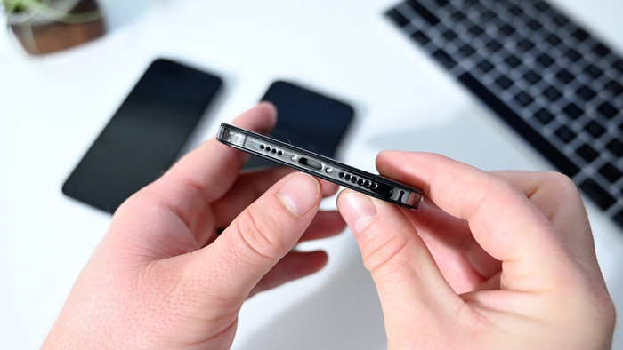 iPhone 12 hiện tại vẫn trang bị cổng kết nối Lightning đã có trên iPhone từ năm 2012. (Ảnh: Apple Insider)