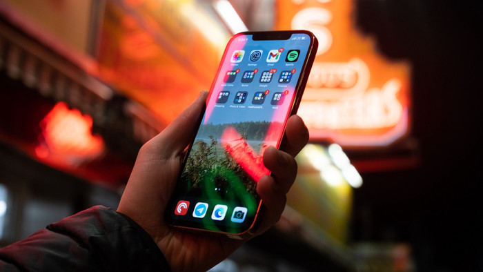 Apple loại bỏ cổng Lightning có thể giúp iPhone chống nước và bụi bẩn tốt hơn. (Ảnh: Medium)