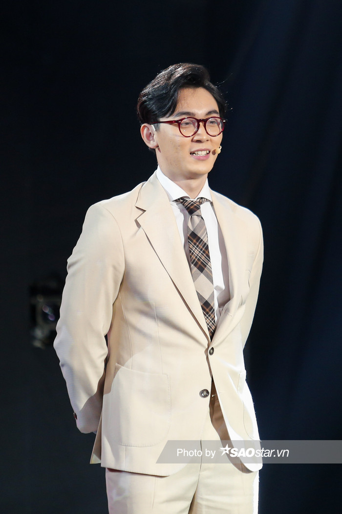 Được hai MC hỏi có cần trao đổi cặp để khiêu vũ không, Khánh Ngô khẳng định: 'Nhìn ánh mắt là em đủ hiểu rồi'