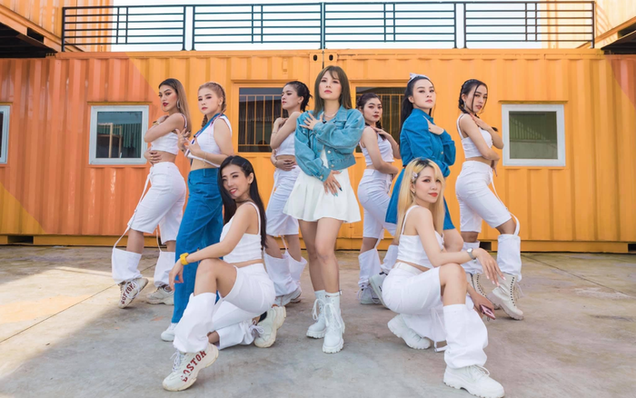 Nhóm nhạc hơn 20 năm tuổi - Mắt Ngọc lột xác khó nhận ra trong ngày tái xuất Vpop với dự án mới Ảnh 2