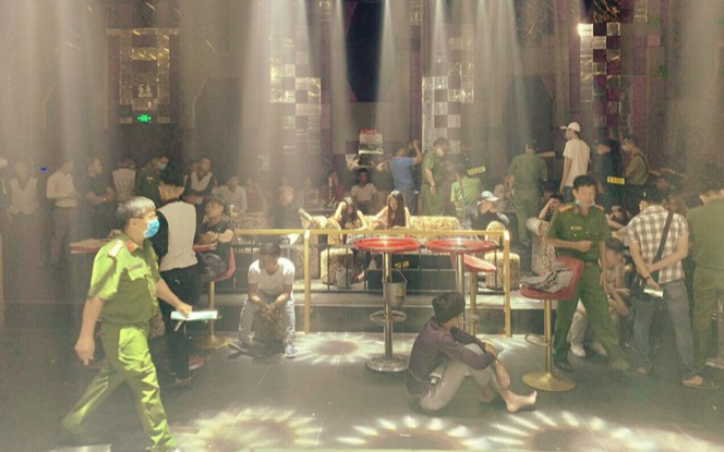 74 nam, nữ đang 'phê' ma túy bên trong quán bar ở Bình Dương Ảnh 2