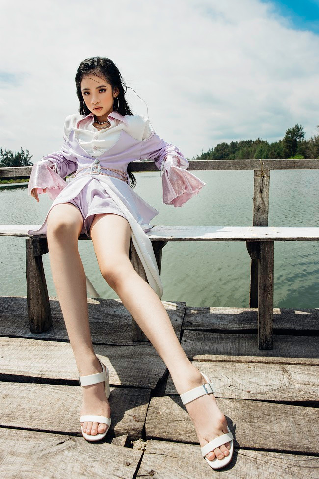 Thả dáng trong kiểu áo sơ mi dáng váy màu tím mộng mơ 