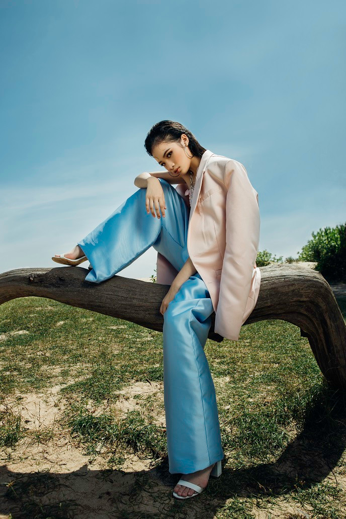 Bảo Hà thường xuyên “nâng cấp” gu ăn mặc của mình trong trang phục streetstyle