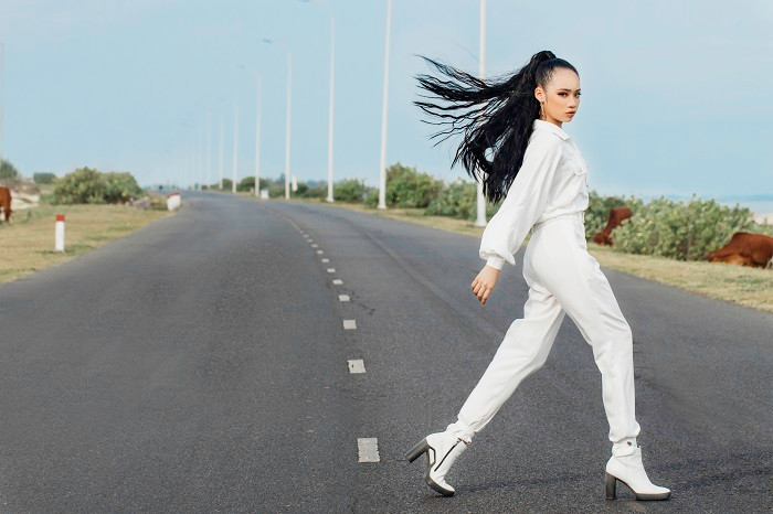 Nàng mẫu nhí chọn áo sơ mi trắng kết hợp với chiếc quần jeans cùng màu là sự lựa chọn “chuẩn không cần chỉnh” trong item này