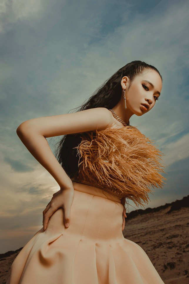 Hơn nữa, mẫu nhí còn thể hiện khả năng điều khiển cảm xúc của ánh mắt. Từ những ánh nhìn trực diện ống kính, khi thì sắc sảo, khi lại hờ hững 