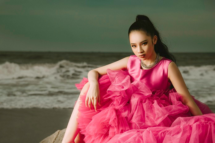 Diện bộ váy hồng bồng bềnh mà vẫn tạo dáng được giữa biển với thần thái ngời ngời 