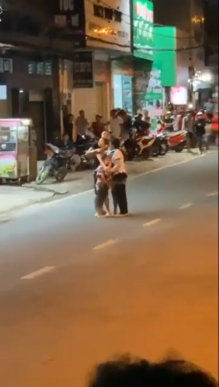 Nam thanh niên cầm dao khống chế 3 nạn nhân giữa đường khiến nhiều người xung quanh vô cùng lo lắng. Ảnh chụp màn hình