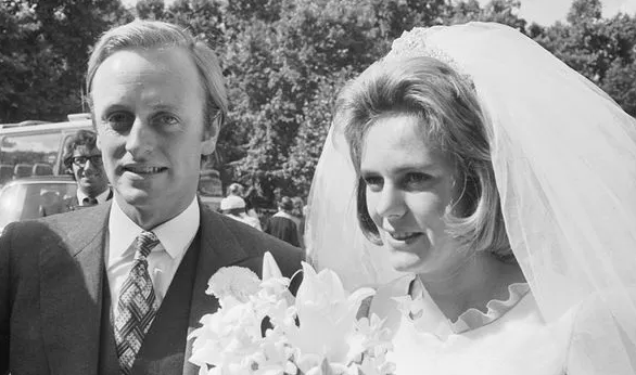 Camilla lên xe hoa cùng Andrew Parker Bowles.