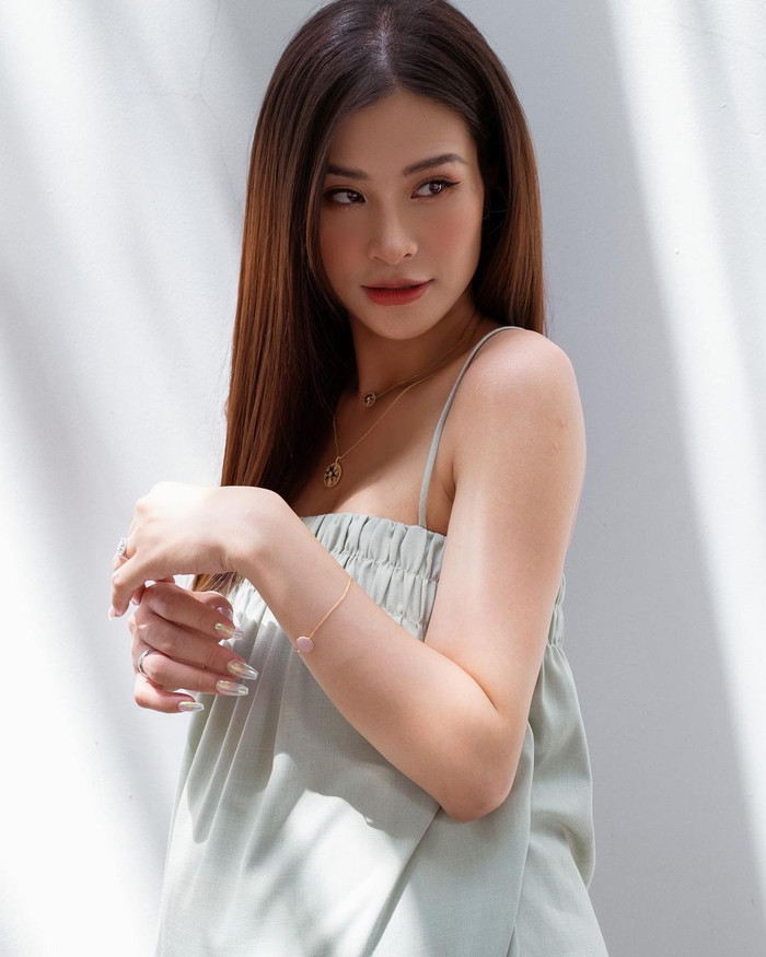 Có thể thấy khi mang bầu, Đông Nhi không bị lên cân nhiều, chủ yếu là bụng to tròn hơn, còn tay, chân vẫn rất vừa vặn...