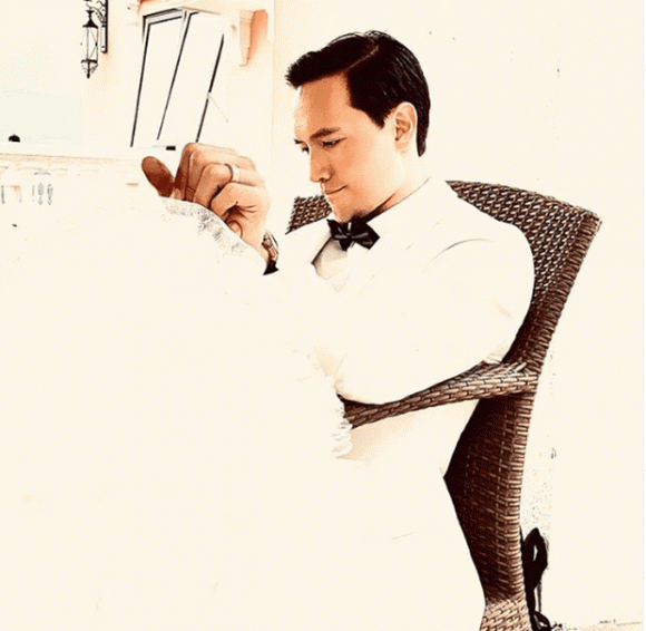 Trước đó, vào tháng 6/2020, hình ảnh Kim Lý diện vest trắng đầy bảnh bao được cho là hậu trường chụp ảnh cưới của anh và Hà Hồ cũng khiến dân mạng phát sốt