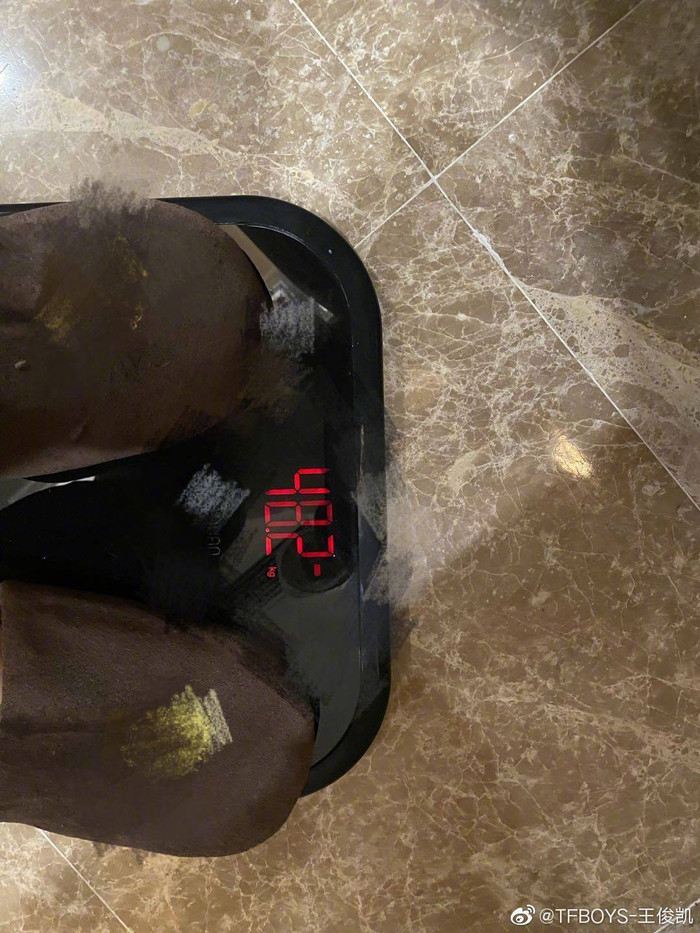 Vương Tuấn Khải (TFBOYS) giảm 10kg, số cân nặng bằng thiếu nữ: Đáng lo hay đáng tự hào? Ảnh 8