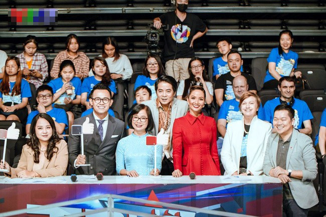 Trang phục cùng nụ cười tươi tắn nhanh chóng giúp chân dài chiếm trọn spotlight. 