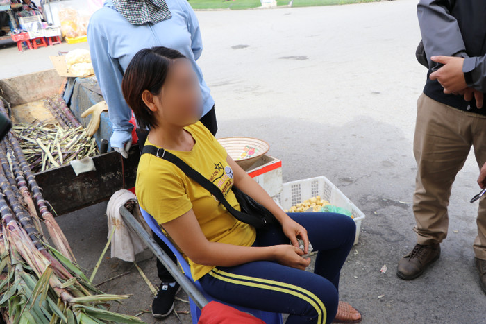 Nhiều người dân bàn tán xôn xao.